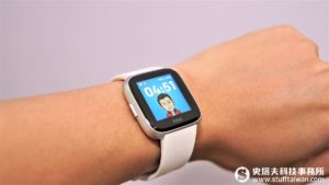 fitbit versa lite bitmoji