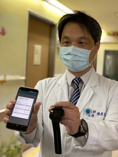 署立桃園醫院副院長展示結合ASUS ZenFone Max Pro與ASUS VivoWatch的智慧防疫解決方案。 署立桃園醫院副院長展示結合ASUS ZenFone Max Pro與ASUS VivoWatch的智慧防疫解決方案。