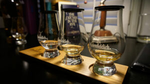 三杯不同酒精濃度的威士忌