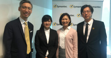 賽門鐵克公司大中華區安全解決方案技術部、安全產品、安全諮詢服務技術總監羅少輝（左），賽門鐵克首席技術顧問張士龍（右），與臺灣電腦網路危機處理暨協調中心代表