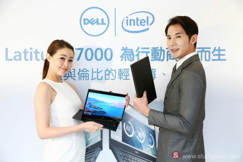 Model拿著Latitude 7000系列商務筆電