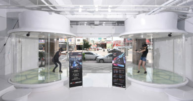 「敢覺視界FuVision VR空間」門口兩旁的透明包廂