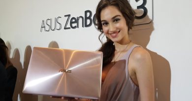 模特兒手中拿著ZenBook 3