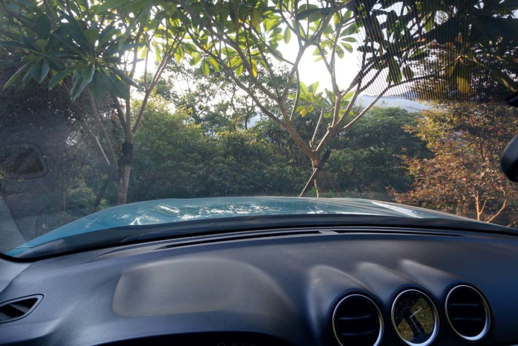 駕駛座就能看到引擎蓋，車頭位置很好掌握。