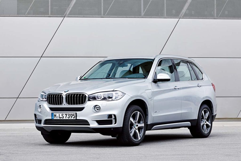 BMW X5 xDrive 40e Exterior colour: Glacier Silver, Upolstry: Ivory White Nappa Leather, Pure Excellence Exterior Design, max. system output: 230kW/313 hp; average consumption: 3,4-3,3 Liter/100 km 15,4-15,3kWh/100km  - CO2-emissions: 78 – 77 g/km