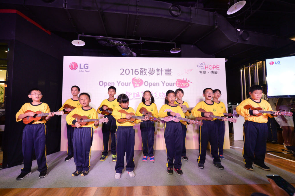 烏眉國小楓樹分校孩童,以烏克麗麗演出「好想你」