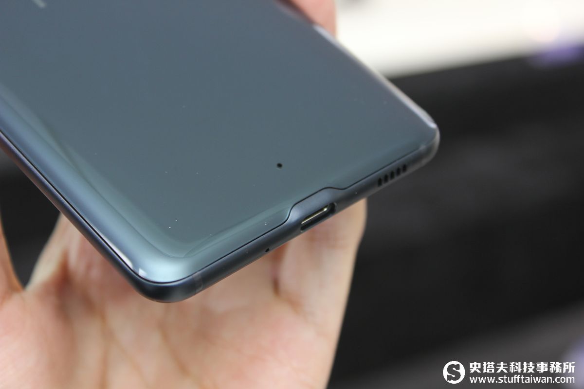 雙螢幕、玻璃水漾3D新設計！HTC U Ultra、U Play發表