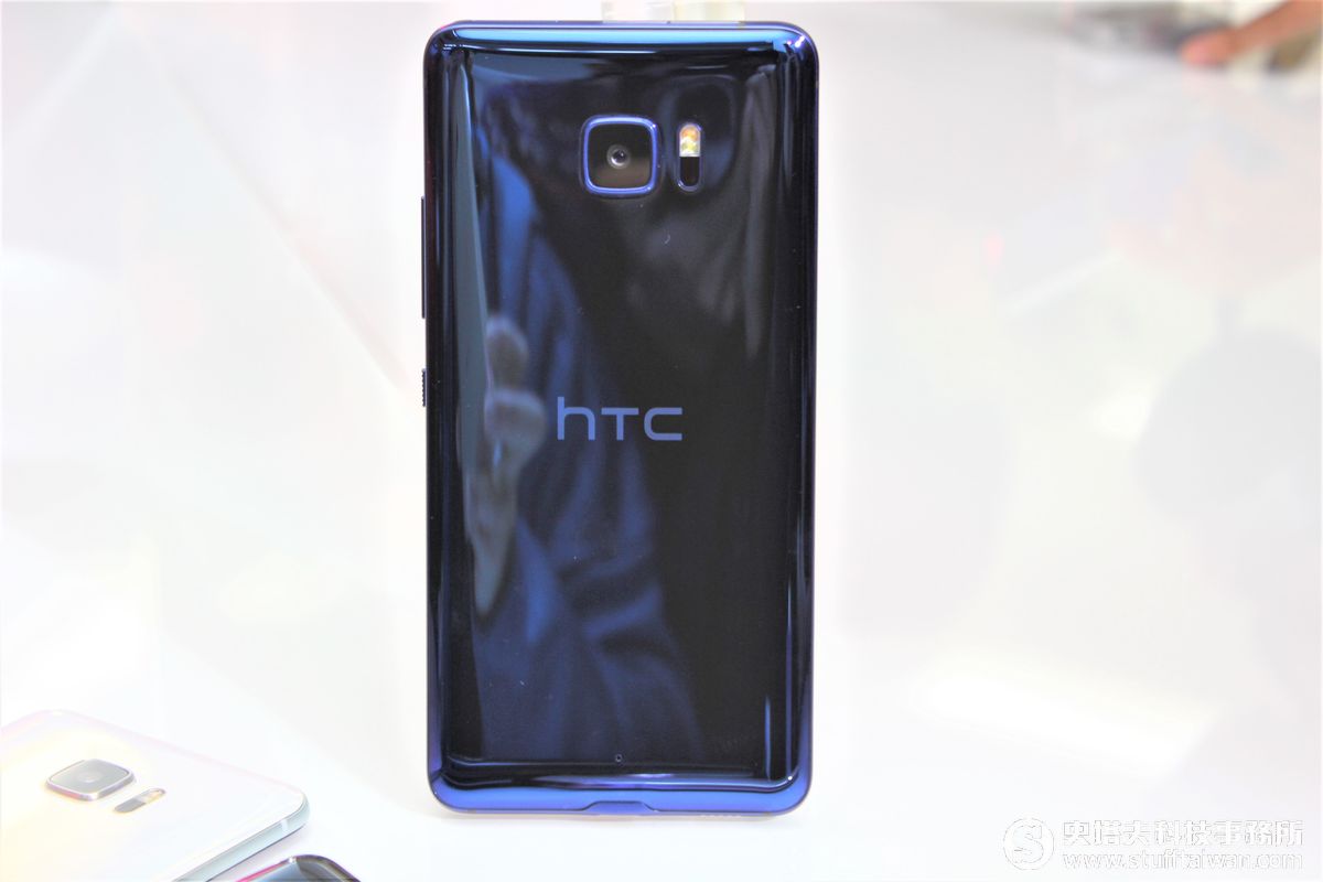 雙螢幕、玻璃水漾3D新設計！HTC U Ultra、U Play發表
