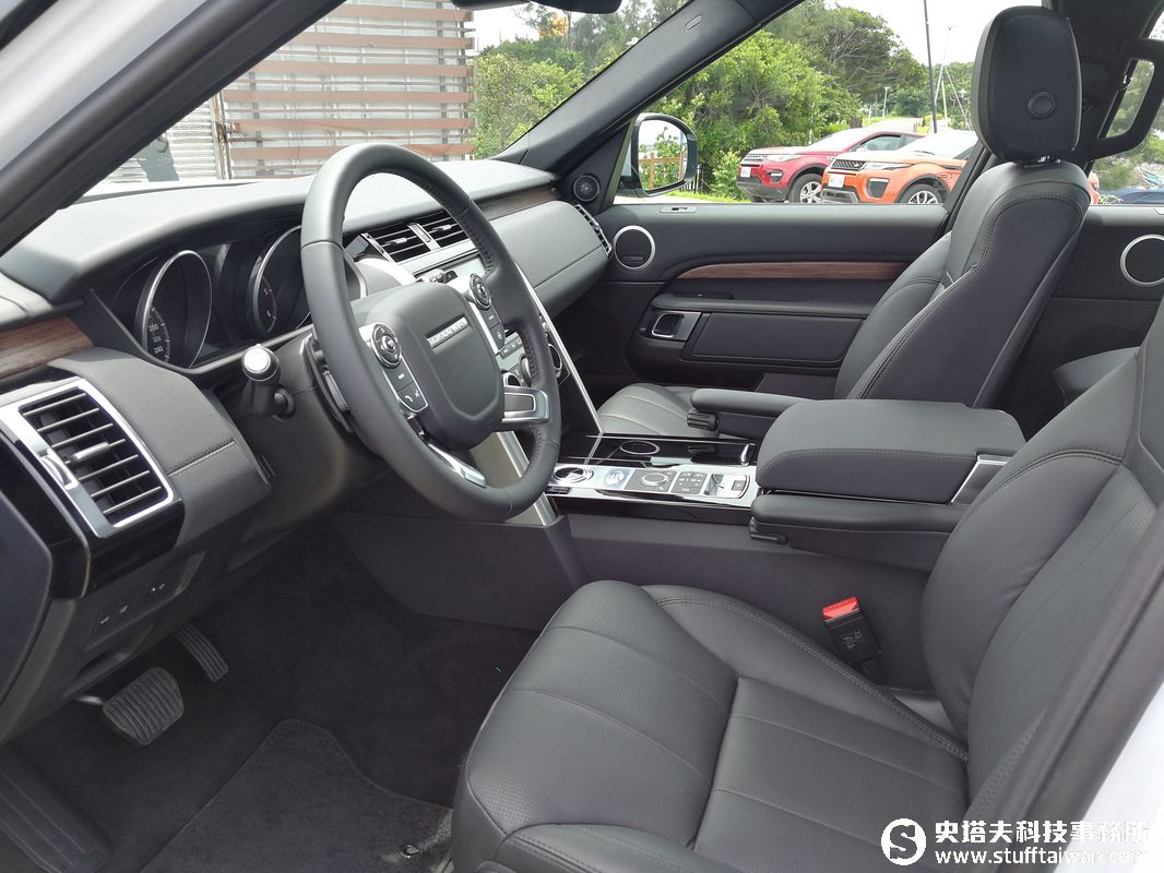 新世代地形駕馭王搶先看！LAND ROVER Discovery建議售價NT$349萬元起