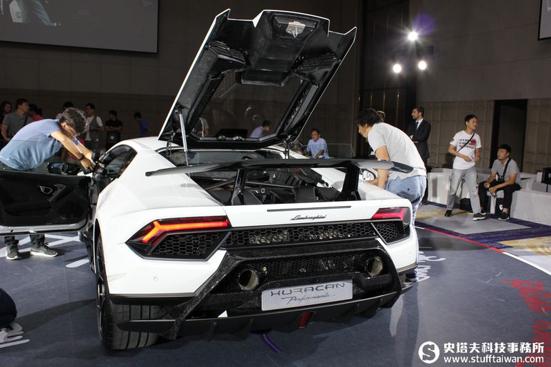 最速量產超跑！Lamborghini Huracán Performante馳行登台