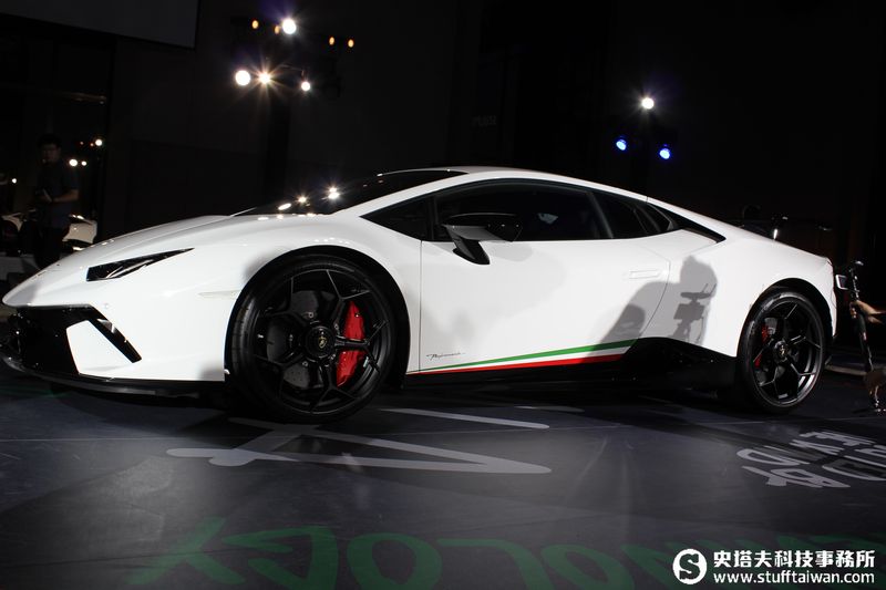 最速量產超跑！Lamborghini Huracán Performante馳行登台