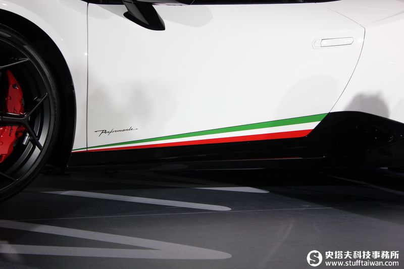 最速量產超跑！Lamborghini Huracán Performante馳行登台
