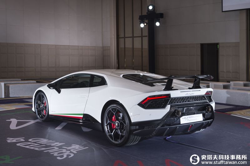 最速量產超跑！Lamborghini Huracán Performante馳行登台