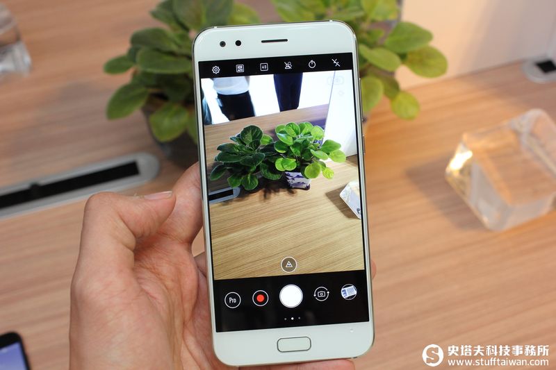 孔太太們瘋狂！亞太區代言人孔劉來台宣傳ASUS ZenFone 4系列