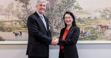 HTC董事長兼執行長王雪紅與Google硬體資深副總裁Rick Osterloh