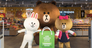 LINE FRIENDS Store台中中港店內近三公尺高的熊大