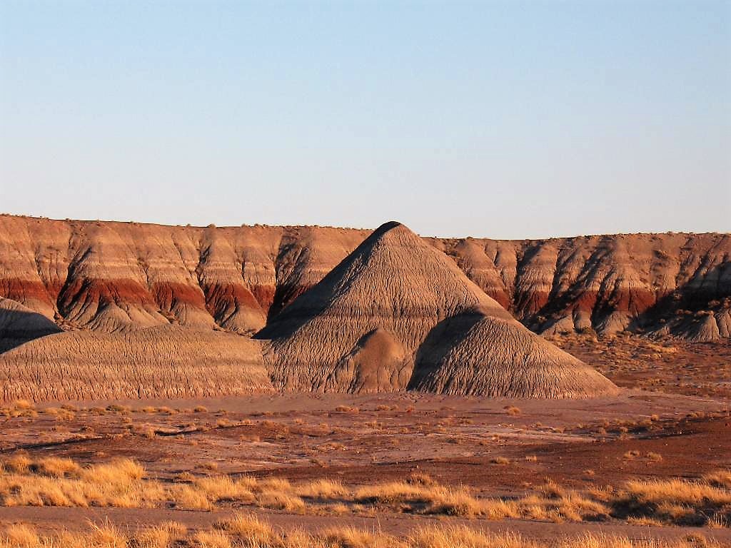 • Valle de la Luna – 智利 聖卡塔利娜 o 這個超自然景觀是地球上最乾燥的地方之一。山谷是一片沙丘、洞穴、山峰和自然窪地而組成，營造出踏足月球般的氣氛，為旅客帶來迷幻的體驗。 TripAdvisor的用戶強烈建議在大沙丘上觀看日落，感覺如「現場上演的光影戲一樣令人難忘」。 • The Pinnacles (尖峰) – 西澳大利亞 塞萬提斯 o 如外星星際的岩層出現在四米高的石灰柱子裡，此國家公園的名字由此而來。旅客可以選擇駕車路線或步行路線，盡情欣賞「令人讚嘆的地質構造」。TripAdvisor的用戶提示：黎明或黃昏的時間是拍照的大好時機！ • 赭土步道 – 法國 戈爾德 o 被譽為「Roussillon Natural Wonder自然奇觀」，赭土步道可以通過步行徑欣賞。旅客可以從步道中的有利位置輕易地看到奇特的岩層和不同形狀的赭色。 • Waimangu 火山谷 – 新西蘭 羅托路亞 o 在新西蘭最大的地熱地區，旅客會發現無數的溫泉、水潭和池塘，充滿了硫磺煙霧而產生的濃烈氣味。五顏六色的山谷有奇特的景觀，如深綠色的「惡魔的澡堂」。 • El Lago Verde 和 Timanfaya 國家公園 – 西班牙 蘭薩羅特 o 在Timanfaya國家公園的火山路線上，旅客將通過壯觀的熔岩層，崎嶇的石窟和一個讓人想起外星世界的翠綠色潟湖。 • Pink Lake (粉紅湖), 澳洲 o 不尋常的粉紅色令澳洲西海岸的這個湖成為一個壯觀的景色。湖的顏色來自β-胡蘿蔔素藻類，帶給這個地方一個奇妙的氣氛。 