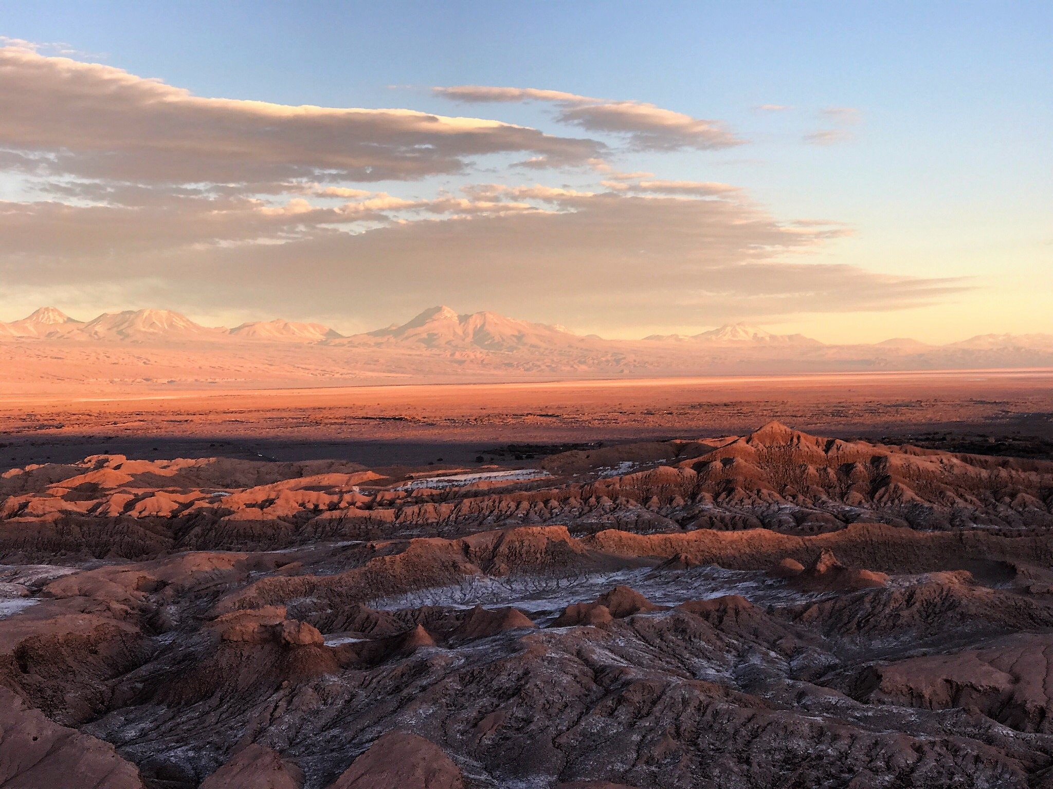 • Valle de la Luna – 智利 聖卡塔利娜 o 這個超自然景觀是地球上最乾燥的地方之一。山谷是一片沙丘、洞穴、山峰和自然窪地而組成，營造出踏足月球般的氣氛，為旅客帶來迷幻的體驗。 TripAdvisor的用戶強烈建議在大沙丘上觀看日落，感覺如「現場上演的光影戲一樣令人難忘」。 • The Pinnacles (尖峰) – 西澳大利亞 塞萬提斯 o 如外星星際的岩層出現在四米高的石灰柱子裡，此國家公園的名字由此而來。旅客可以選擇駕車路線或步行路線，盡情欣賞「令人讚嘆的地質構造」。TripAdvisor的用戶提示：黎明或黃昏的時間是拍照的大好時機！ • 赭土步道 – 法國 戈爾德 o 被譽為「Roussillon Natural Wonder自然奇觀」，赭土步道可以通過步行徑欣賞。旅客可以從步道中的有利位置輕易地看到奇特的岩層和不同形狀的赭色。 • Waimangu 火山谷 – 新西蘭 羅托路亞 o 在新西蘭最大的地熱地區，旅客會發現無數的溫泉、水潭和池塘，充滿了硫磺煙霧而產生的濃烈氣味。五顏六色的山谷有奇特的景觀，如深綠色的「惡魔的澡堂」。 • El Lago Verde 和 Timanfaya 國家公園 – 西班牙 蘭薩羅特 o 在Timanfaya國家公園的火山路線上，旅客將通過壯觀的熔岩層，崎嶇的石窟和一個讓人想起外星世界的翠綠色潟湖。 • Pink Lake (粉紅湖), 澳洲 o 不尋常的粉紅色令澳洲西海岸的這個湖成為一個壯觀的景色。湖的顏色來自β-胡蘿蔔素藻類，帶給這個地方一個奇妙的氣氛。 