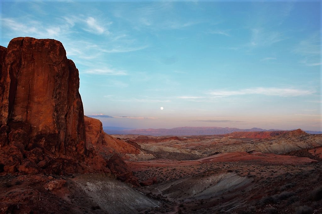 • Valle de la Luna – 智利 聖卡塔利娜 o 這個超自然景觀是地球上最乾燥的地方之一。山谷是一片沙丘、洞穴、山峰和自然窪地而組成，營造出踏足月球般的氣氛，為旅客帶來迷幻的體驗。 TripAdvisor的用戶強烈建議在大沙丘上觀看日落，感覺如「現場上演的光影戲一樣令人難忘」。 • The Pinnacles (尖峰) – 西澳大利亞 塞萬提斯 o 如外星星際的岩層出現在四米高的石灰柱子裡，此國家公園的名字由此而來。旅客可以選擇駕車路線或步行路線，盡情欣賞「令人讚嘆的地質構造」。TripAdvisor的用戶提示：黎明或黃昏的時間是拍照的大好時機！ • 赭土步道 – 法國 戈爾德 o 被譽為「Roussillon Natural Wonder自然奇觀」，赭土步道可以通過步行徑欣賞。旅客可以從步道中的有利位置輕易地看到奇特的岩層和不同形狀的赭色。 • Waimangu 火山谷 – 新西蘭 羅托路亞 o 在新西蘭最大的地熱地區，旅客會發現無數的溫泉、水潭和池塘，充滿了硫磺煙霧而產生的濃烈氣味。五顏六色的山谷有奇特的景觀，如深綠色的「惡魔的澡堂」。 • El Lago Verde 和 Timanfaya 國家公園 – 西班牙 蘭薩羅特 o 在Timanfaya國家公園的火山路線上，旅客將通過壯觀的熔岩層，崎嶇的石窟和一個讓人想起外星世界的翠綠色潟湖。 • Pink Lake (粉紅湖), 澳洲 o 不尋常的粉紅色令澳洲西海岸的這個湖成為一個壯觀的景色。湖的顏色來自β-胡蘿蔔素藻類，帶給這個地方一個奇妙的氣氛。 