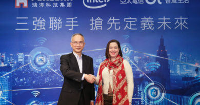 英特爾網路平台事業群視覺雲事業部總經理Lynn Comp，以及鴻海科技集團副總裁暨亞太電信董事長呂芳銘