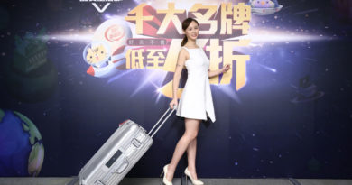Model拉著Rimowa Topas行李箱