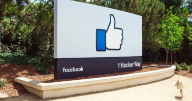 Facebook總部前讚標誌