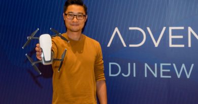 DJI亞太區傳訊部副總監安展恒手持Mavic Air
