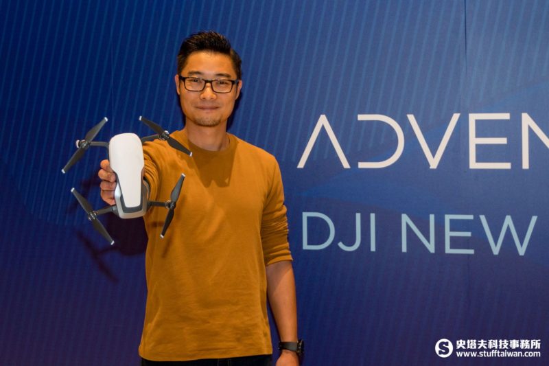 DJI亞太區傳訊部副總監安展恒手持Mavic Air