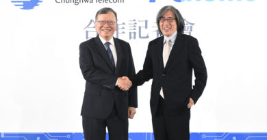 網路家庭董事長 詹宏志（右）及中華電信董事長 鄭優