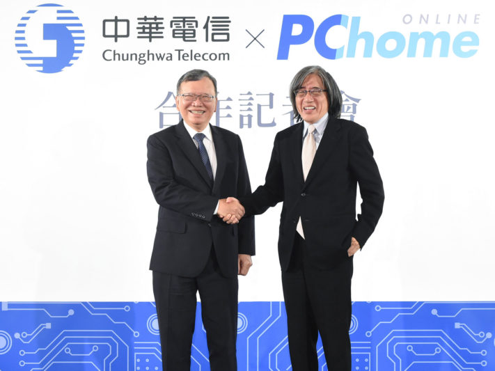網路家庭董事長 詹宏志（右）及中華電信董事長 鄭優