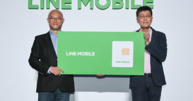 LINE台灣總經理陳立人（左），與遠傳電信個人用戶事業群執行副總經理尹德洋