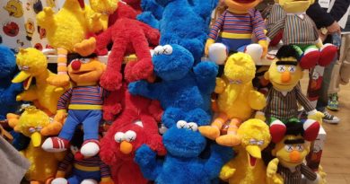 手刀先搶超可愛玩偶！UNIQLO與KAWS X SESAME STREET芝麻街聯名系列秋冬新款推出