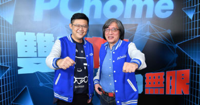 PChome網路家庭總經理蔡凱文（左）與董事長詹宏志（右）