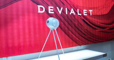 Devialet Phantom REACTOR放在腳架上