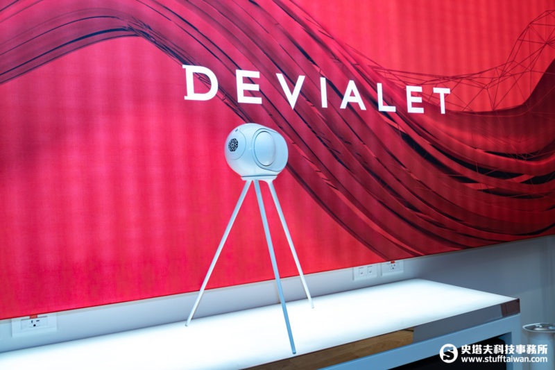 Devialet Phantom REACTOR放在腳架上