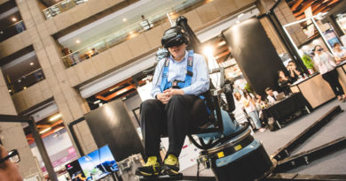 台北市長柯文哲體驗「Robot VR 六軸機械手臂VR體感模擬器」