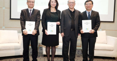 台灣OTT協會錢大衛理事長遞交白皮書給NCC詹婷怡主委（左二）、文化部李連權次長（右一）、智慧局毛浩吉組長（左一）