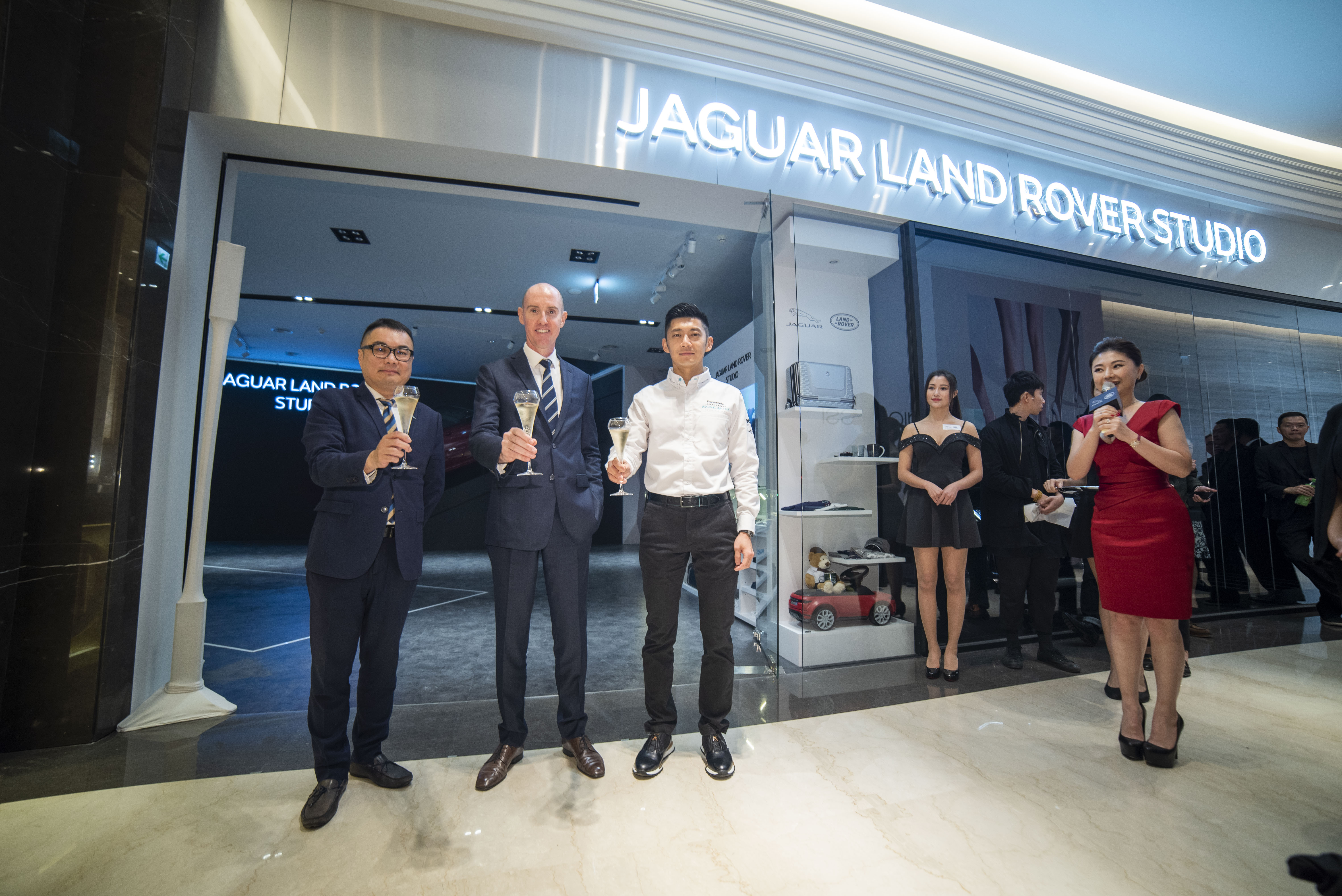 Jaguar Land Rover Studio 在微風南山開幕了 史塔夫科技事務所 Jaguar Land Rover Studio 在微風南山開幕了 史塔夫科技事務所