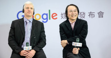 Google台灣董事總經理簡立峰（左）與Google裝置與服務資深副總裁Rick Osterloh（右）
