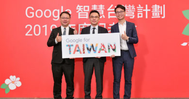 Google台灣與香港行銷副總經理利啟正（左）、Google台灣總經理陳俊廷（中）和均一平台教育基金會董事長兼執行長呂冠緯（右）