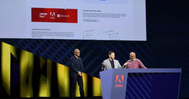 Adobe總裁暨執行長Shantanu Narayen（右）與Microsoft執行長Satya Nadella（左）