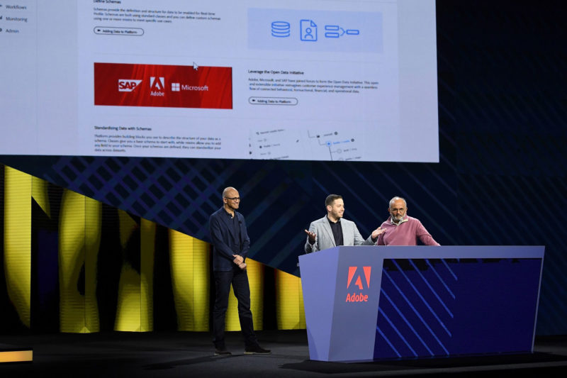 Adobe總裁暨執行長Shantanu Narayen（右）與Microsoft執行長Satya Nadella（左）