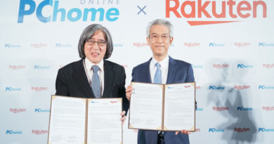 PChome網路家庭董事長詹宏志(左)和日本樂天集團 執行董事暨亞太區總裁高澤廣志