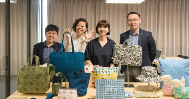 印花樂產品展示，後方左起印花樂共同創辦人邱瓊玉、印花樂共同創辦人沈奕妤、印花樂共同創辦人蔡玟卉、Pinkoi共同創辦人兼執行長顏君庭