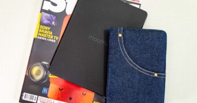 mooInk（右）、mooInk Plus（左）電子書閱讀器情境照