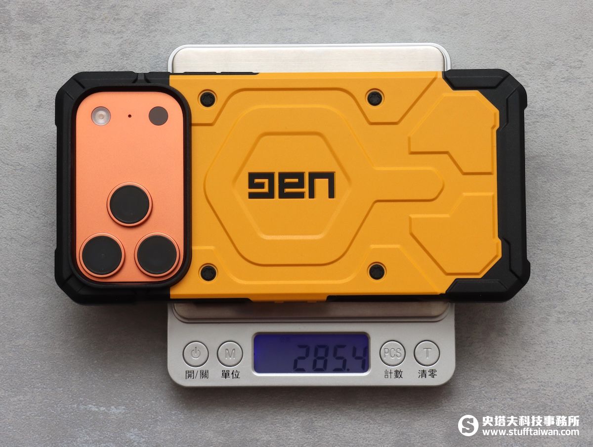 ⬆️iPhone 17 Pro Max重量為231g，加上SIM卡與玻璃貼，裝上磁吸經典系列（實色）測量約為285.4g。

