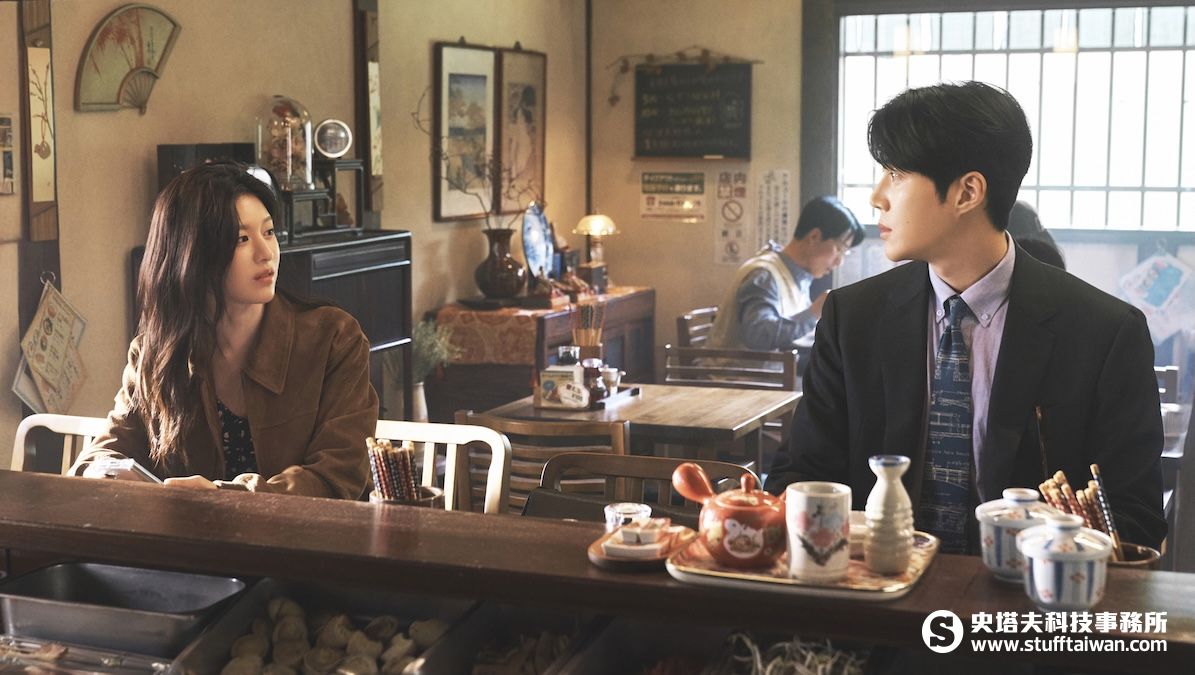 金宣虎、高允貞甜蜜出航！Netflix《愛情怎麼翻譯？》揭開跨國虐戀：當頂流明星愛上全能口譯，尋找不必翻譯的真心