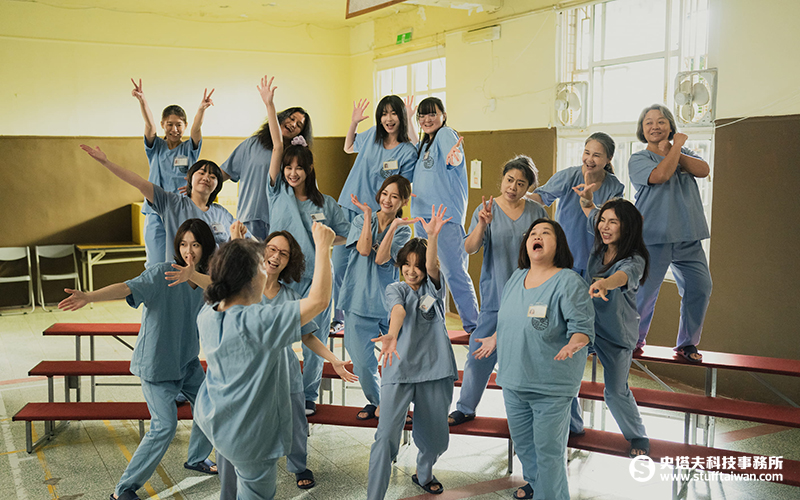 看完絕對淚腺失守！年度最強淚彈《陽光女子合唱團》票房衝破2.5億，穩坐冠軍