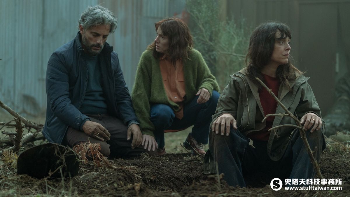 野火下的致命猜疑！Netflix驚悚新作《浴火之森》：當搜救行動演變成家族背叛的深淵