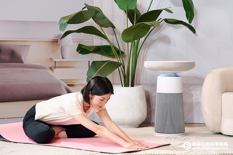 LG PuriCare AeroSpeaker「小蘑菇」空氣清淨機上市！音響、情境燈與無線充電一次到位